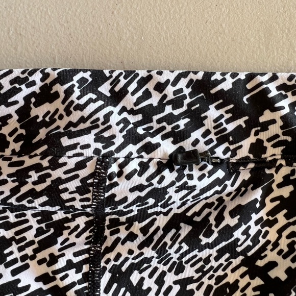 Nike Women’s Pronto Essential Running Crop Pants Tights Black/White Leggings - Picture 9 of 9